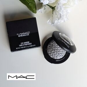 NEW MAC Uninhibited Mineralize Eye Shadow DUO -Shimmering Silver/Grey NIB RARE